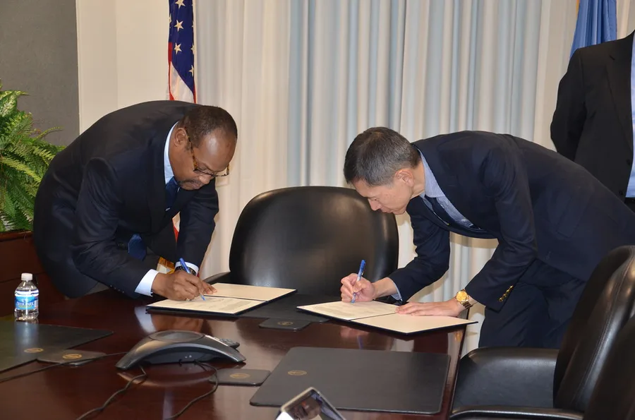 Firma de un contrato en una reunión de trabajo