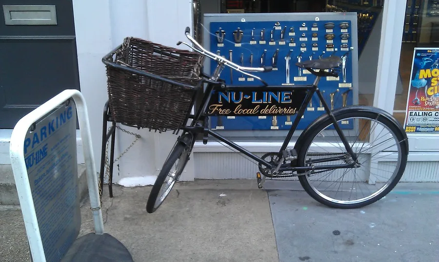 Bicicleta de reparto con canasta de carga